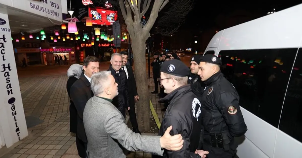 bursa-inegol-protokolunden-yilbasi-gecesi-gorev-ypanlara-ziyaret-vrKRSyJA.webp