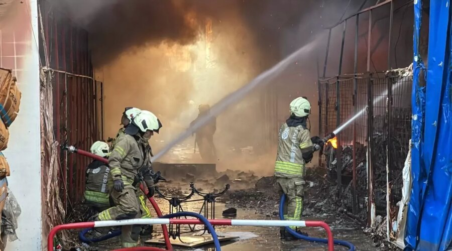 bagcilarda ticaret merkezinde yangin vyuzvwAV