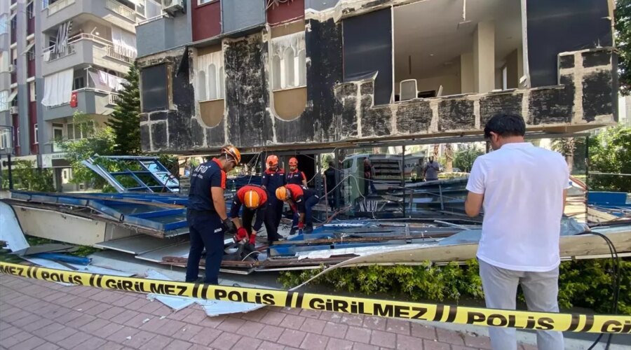 reklam panolari dusen apartman panik yaratti HMrReHtk