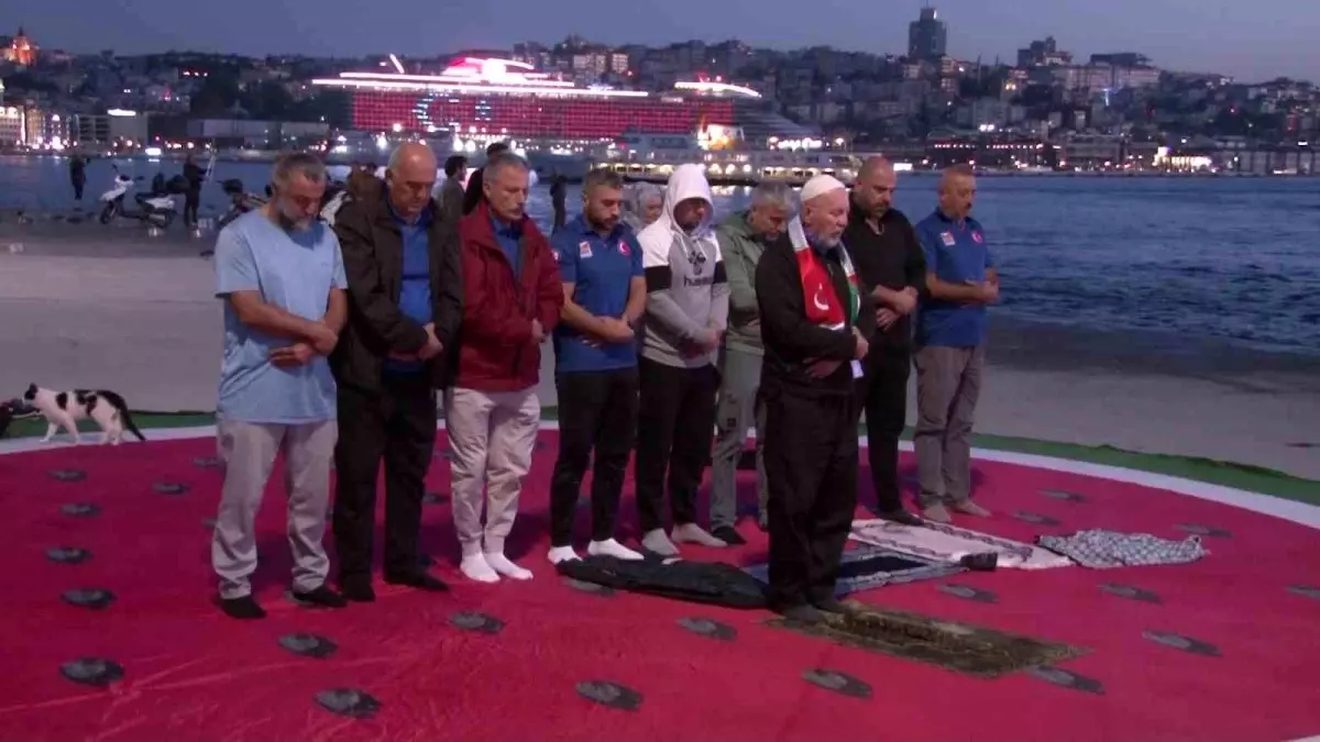 yuzuculerden gazzeye destek kulaclari ctJQPJJL