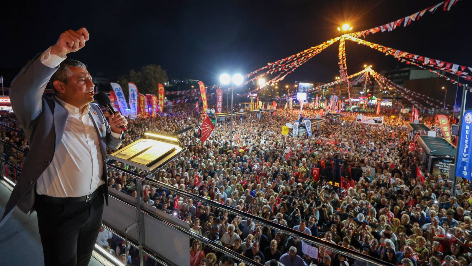 ozgur ozel millet iradesine sahip cikiyor mitinginde sariyerde konusuyor AAYL2WPe.jpg