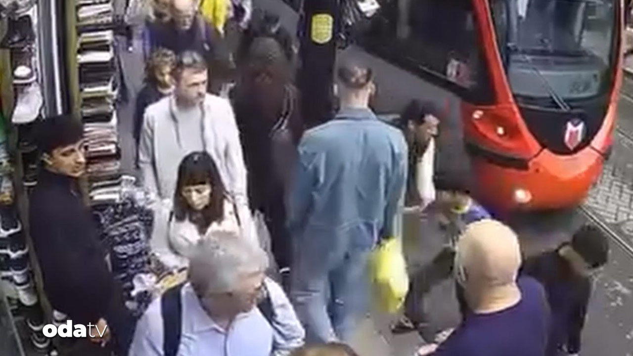 tramvayin altina kalmaktan son anda kurtuldu PecX7sBi.jpg