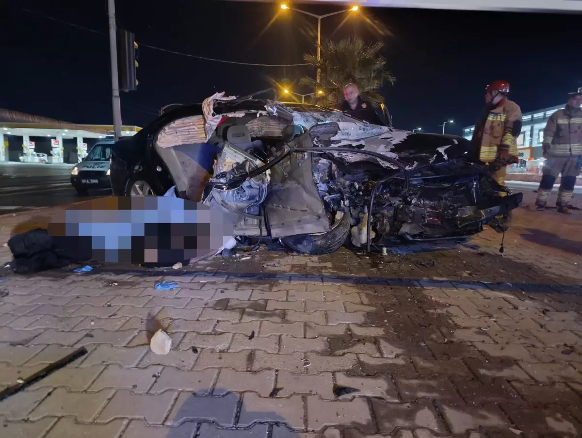 turgutluda tir ile otomobilin carpistigi kazada bir genc hayatini kaybetti DuySsdWl