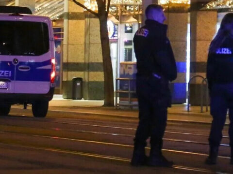 Berlinde lgbt yuruyusunun yapildigi alanin yakininda bir arac kalabaliga daldi 6fHbAnQ3