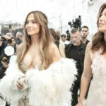 Jennifer lopez uzun sure sonra kiz kardesi lynda lopez ile paris moda haftasinda goruntulendi F5gI5hxL