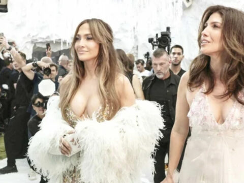 Jennifer lopez uzun sure sonra kiz kardesi lynda lopez ile paris moda haftasinda goruntulendi F5gI5hxL