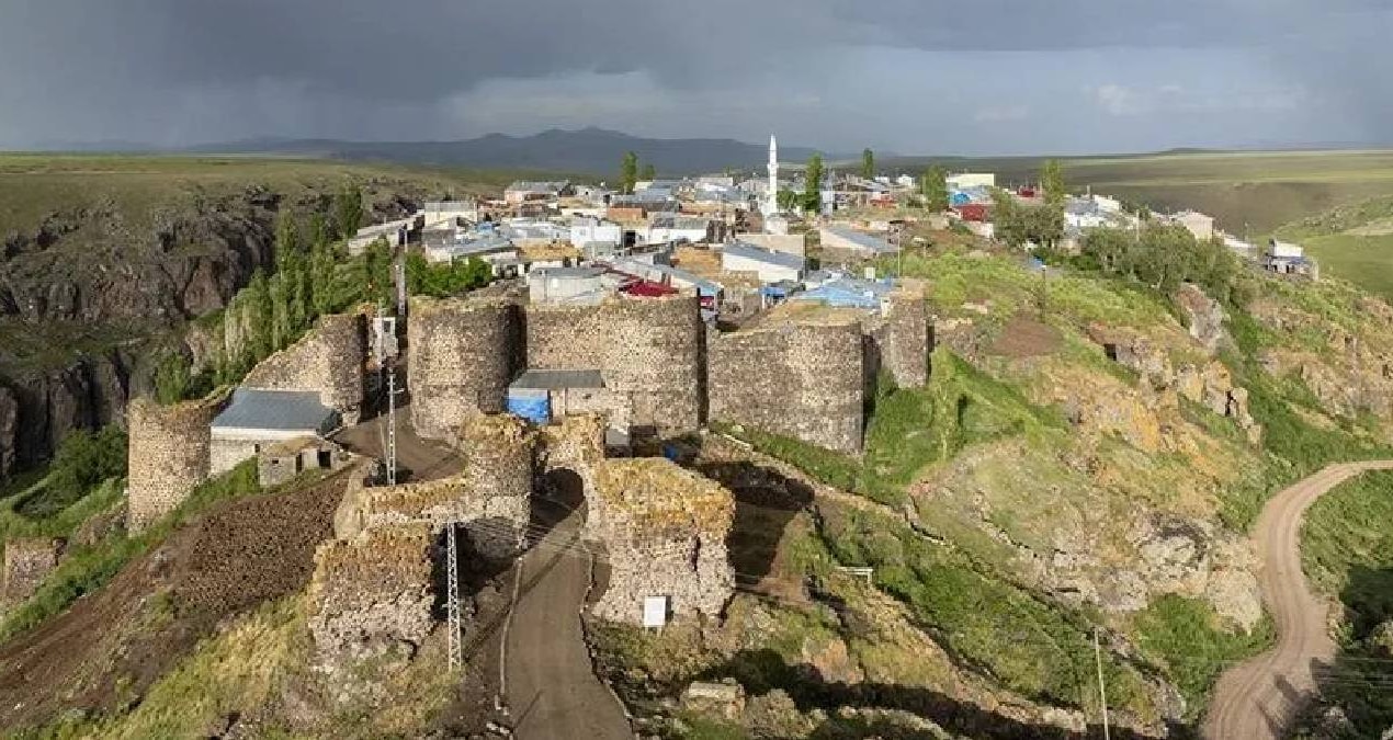 Turkiyede esi benzeri olmayan koy sadece kale kapisindan girisi var mScBnwec